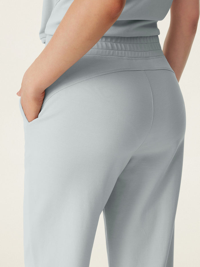 Mid Rise Pull-on Tapered Pant with Pockets